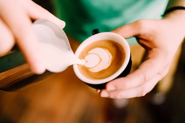Barista Ember Helyi Boltban Bisztró Pub Kávézó Cappuccino Latte Art — Stock Fotó