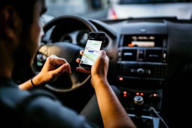 GPS ve rota hedef için çevrimiçi harita. Gps izleme için teknoloji ve ağ bağlantısı kullanan adam