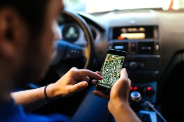 GPS navigasyon sistemi, online haritalar ve akıllı telefon için Kılavuzu kullanarak sürücü 