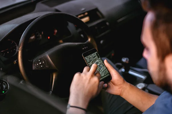 Mann Nutzt Handy Für Gps Ortung Bei Autofahrt Nahaufnahme Von — Stockfoto