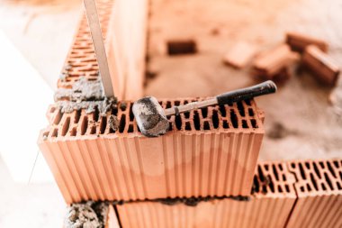 Konut Yapı, tuğla duvarlar ve çelik altyapı ayrıntıları. İnşaat alanında iç duvarlar ile