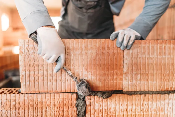 Detalles Del Trabajador Masculino Albañil Casa Construcción Trabajador Profesional Con —  Fotos de Stock