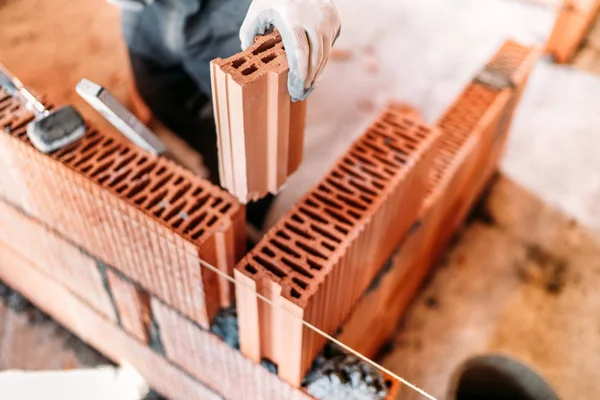 Trabajador Construcción Industrial Que Utiliza Espátula Llana Para Construcción Paredes —  Fotos de Stock