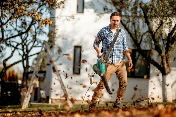 Gartengestaltung Arbeiter Mit Laubbläser Und Aufräumarbeiten Garten — Stockfoto