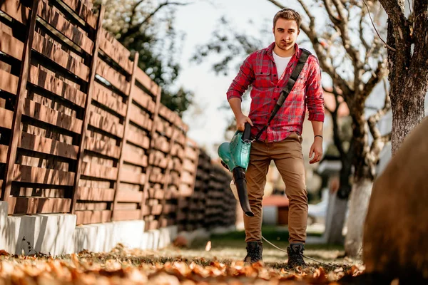 Détails Jardinage Maison Avec Beau Mâle Travaillant Avec Ventilateur Jardin — Photo