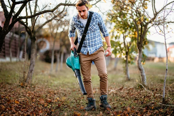 Gartenarbeiter Mit Laubbläser Draußen — Stockfoto