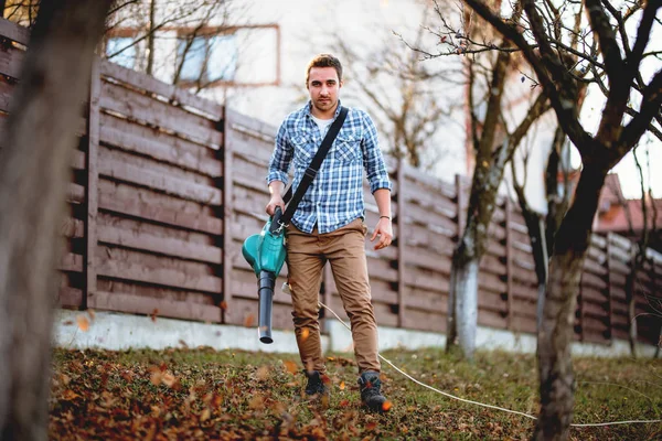 Pulizia Autunnale Operaio Utilizzando Vuoto Giardino Soffiatore Foglia — Foto Stock