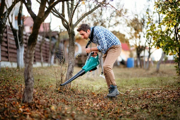 Inicio Detalles Jardinería Joven Limpieza Del Jardín Con Soplador Hojas —  Fotos de Stock