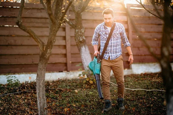 Détails Jardinage Portrait Homme Utilisant Technologie Ventilateur Feuille Dispositif Moderne — Photo