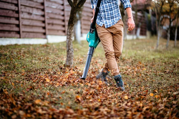 Professionell Trädgårdsmästare Använda Lövblåsare Och Arbeta Trädgården — Stockfoto