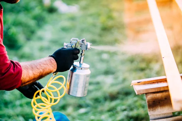 Hombre Industrial Pintando Madera Marrón Usando Pistola Pulverización Compresor Aire — Foto de Stock