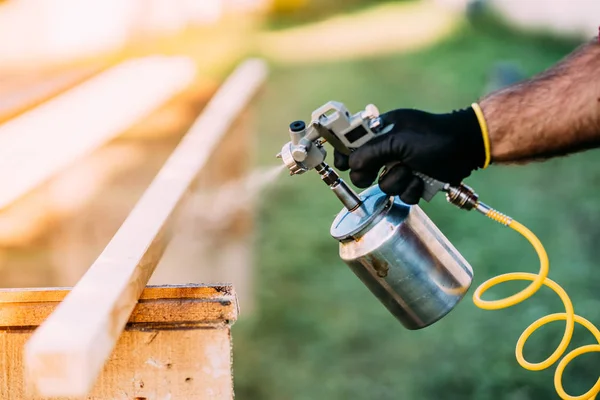 Industriella Handyman Manliga Byggnadsarbetare Måla Träklossar Timmer Med Sprutpistol Plats — Stockfoto