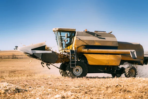 Combineer Werken Agrarische Velden Landbouwproducent Met Gebruikmaking Van Combineren Harvester — Stockfoto
