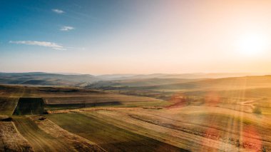 Havadan görünümü mısır alanlarının güzel tepeler dron fotoğrafla manzara.