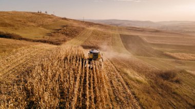 Birleştirme günbatımı hasat havadan görünümü