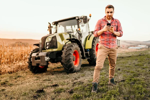 Farmer Working Harvesting Using Smartphone Modern Agriculture Tractor Background — Stock Photo, Image