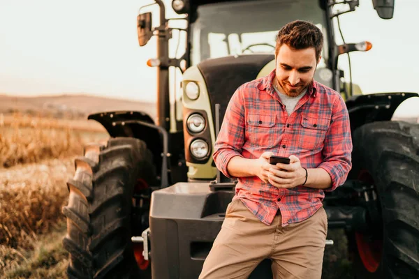 Portrait Smiling Farmer Using Smartphone Tractor Harvesting Modern Agriculture Technology — Stock Photo, Image