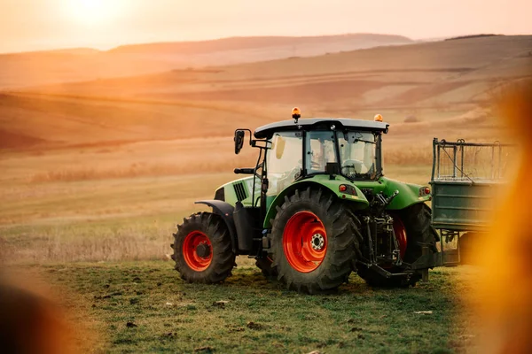 Részletek Traktor Pótkocsi Termés Szállítása Naplemente Betakarítás Mezőgazdasági Gépek — Stock Fotó