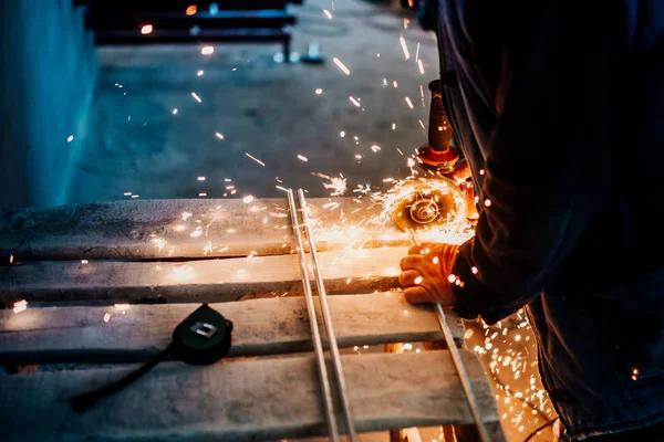 在工厂工作的机械工程师 使用角磨机切割和研磨钢 铁或金属 — 图库照片