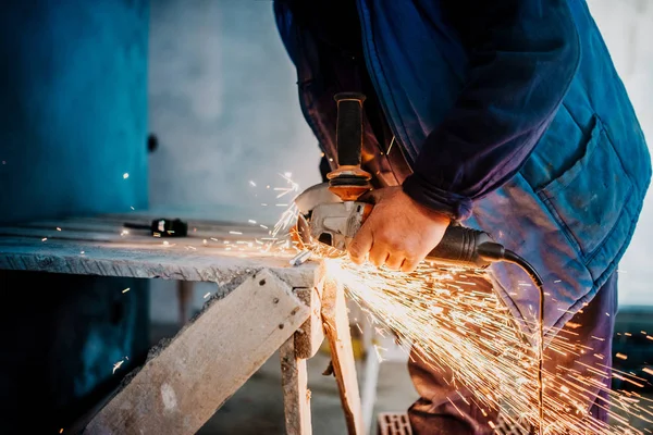 Slotenmaker Met Behulp Van Kleine Elektrische Grinder Snijden Metaal — Stockfoto