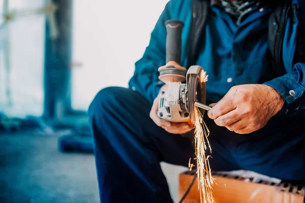 Lavoratore Fabbrica Taglio Ferro Metallo Utilizzando Smerigliatrice Generando Scintille Cantiere — Foto Stock