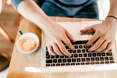 Açık office çalışan adam. Laptop kafe yerde yazarak serbest meslek