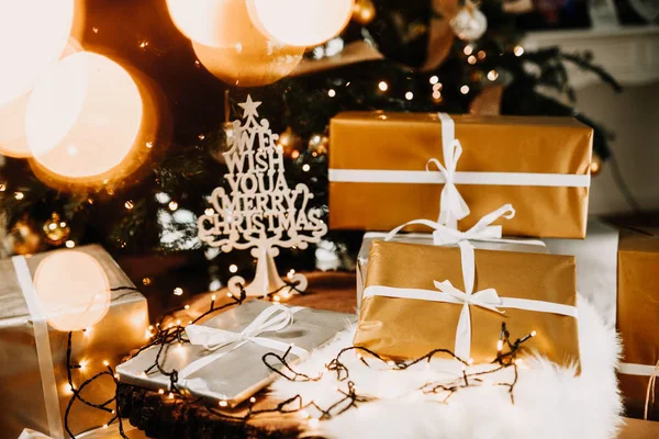 Kerst Geschenkdozen Ornamenten Verlichting Feestelijke Decoraties Houten Tafel — Stockfoto