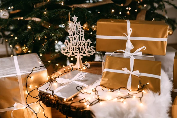 Decoraciones Luces Hechas Mano Detalles Regalos Bajo Árbol Navidad Espíritu —  Fotos de Stock