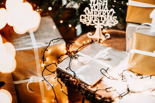 Details Voor Elegante Presenteert Geschenkverpakkingen Onder Kerstboom — Stockfoto