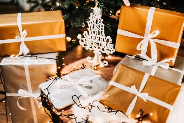 Kerstversiering Elegant Wit Lintje Cadeautjes Onder Kerstboom — Stockfoto