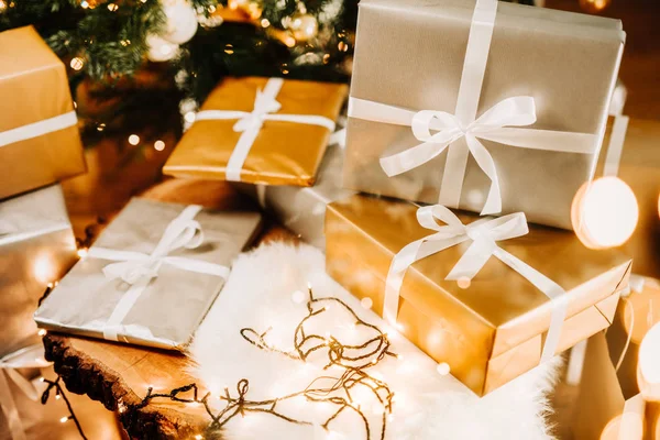ライトの手作りの飾り クリスマス ツリーの下にプレゼントの詳細 — ストック写真