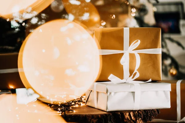 Kerstcadeau Vakken Elegante Decoraties Met Wit Lint Boog — Stockfoto