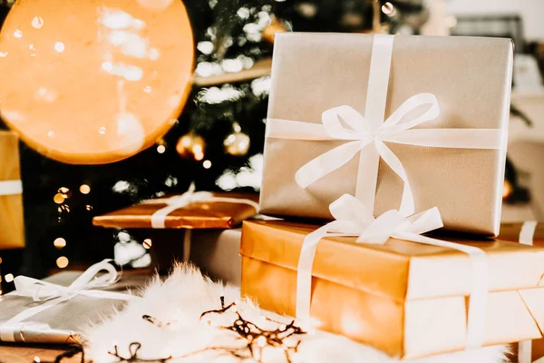 Elegantes Regalos Navidad Con Lazo Detalles Alegría Mañana Navidad —  Fotos de Stock