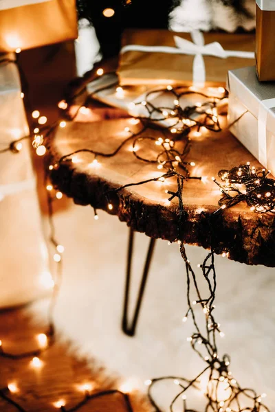 Christmas Lights Details Geschenken Cadeau Pakketten Houten Tafel Onder Kerstboom — Stockfoto