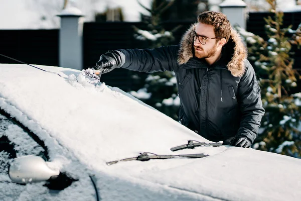 Kaukasische Man Verwijderd Sneeuw Voertuig Sneeuw Schoonmaken Blizzard — Stockfoto