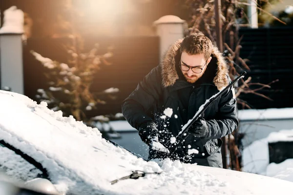 Man Wordt Sneeuw Uit Auto Verwijderd Details Van Bestuurder Transport — Stockfoto