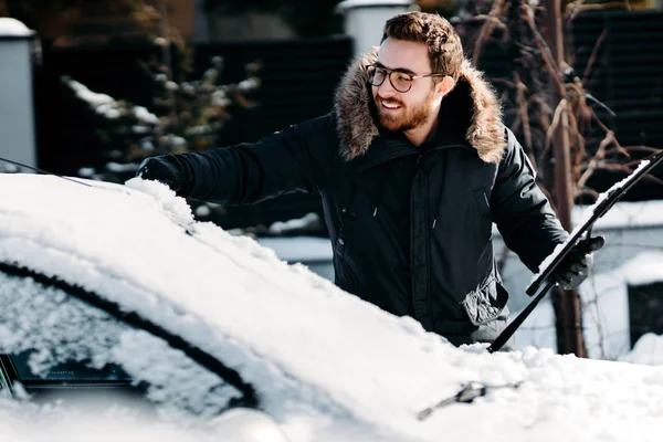 Aantrekkelijke Kaukasische Man Reinigen Van Sneeuw Van Zijn Auto Auto — Stockfoto