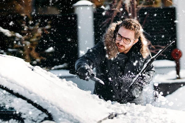 Snöfall Detaljer För Man Rengöra Bilen Från Snö — Stockfoto