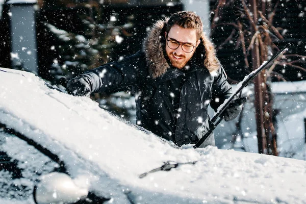 Portret Van Glimlachende Man Reinigen Sneeuw Uit Zijn Auto Tijdens — Stockfoto