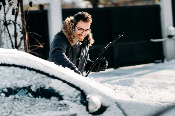 Man Schoonmaak Auto Voorruit Ruitenwissers Van Sneeuw Ijs — Stockfoto