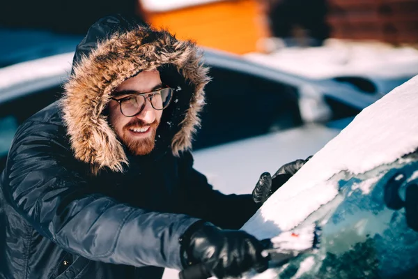 Portret Van Man Sneeuw Verwijderen Uit Auto Close Blanke Man — Stockfoto