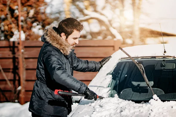 Vervoer Voertuigen Winter Mensen Concept Man Reinigen Van Auto Uit — Stockfoto