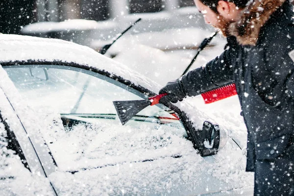 Χιονοπτώσεις Ανθρώπους Τον Καθαρισμό Οχημάτων Χειμώνα Φροντίδα Αυτοκινήτου Σκούπα Βούρτσα — Φωτογραφία Αρχείου