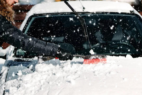 Details Van Menselijke Hand Reinigen Van Sneeuw Uit Auto Tijdens — Stockfoto