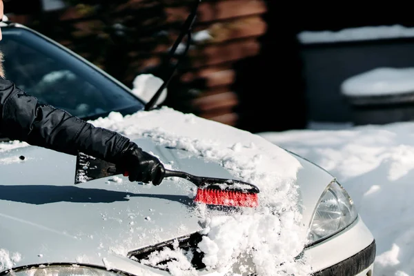 Details Voor Man Sneeuw Uit Auto Verwijderen Tijdens Sneeuwval Winter — Stockfoto