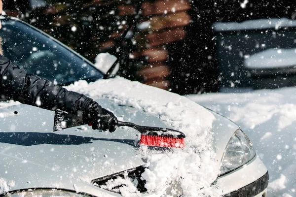 Details Voor Man Sneeuw Uit Auto Verwijderen Tijdens Sneeuwval Winter — Stockfoto