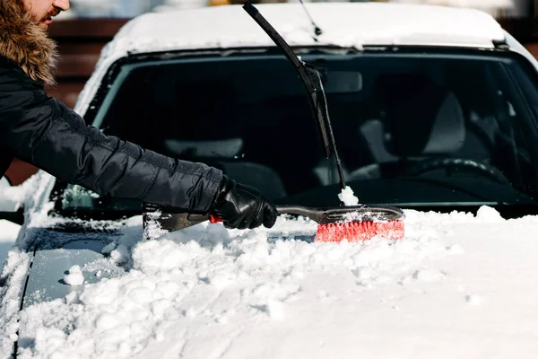 Details Van Menselijke Hand Reinigen Van Sneeuw Uit Auto Tijdens — Stockfoto