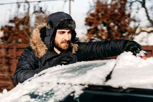 Winter Transport Concept Man Auto Van Sneeuw Met Bezem Borstel — Stockfoto