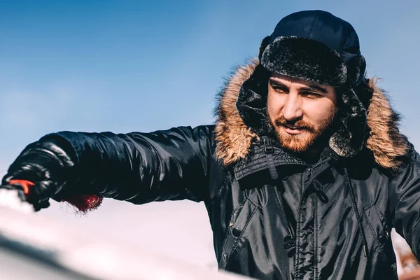 Close Retrato Conceito Inverno Homem Limpando Carro Neve Usando Chapéu — Fotografia de Stock