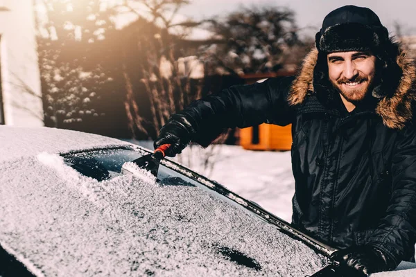 Schoonmaak Sneeuw Aantrekkelijke Man Uit Zijn Auto Transport Motorvoertuigen Auto — Stockfoto